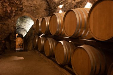 İtalya 'nın Toskana kentindeki Montepulciano Tepesi' nde şarap nobile di Montepulciano 'nun yaşlanması için eski kırmızı şarap fıçılarıyla ortaçağ yeraltı şarap mahzenleri.
