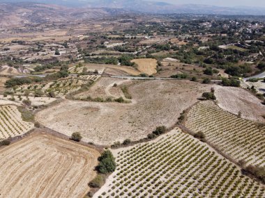 Troodos dağlarındaki hava manzarası, üzüm bağları, zeytinlikleri, köyleri ve beyaz yolları olan verimli vadi, Kıbrıs Rum Kesimi
