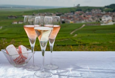 Verzenay, şampanya, Fransa yakınlarındaki ünlü şampanya evlerinin yeşil pinot noir Grand cru üzüm bağları manzaralı beyaz ve gül renginde şampanya tadı.