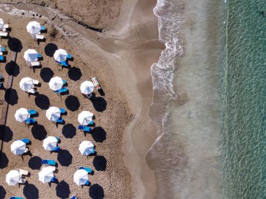 Peyia, Akdeniz 'deki Mercan Koyu' nun açık sularının en üst manzarası. Sabah Paphos, Kıbrıs, Mercan plajı yakınlarında.