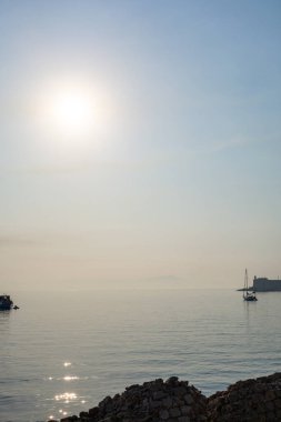 Gaeta 'nın eski kesiminde sabah yürüyüşü, antik İtalyan kenti Latina' da Tyrhenian denizinde