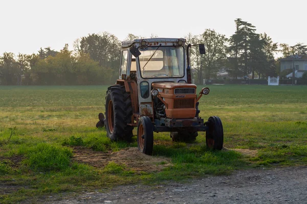 意大利北部奶酪农场清晨阳光下的老式拖拉机 — 图库照片