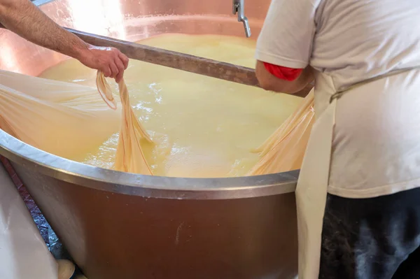 Processo Tradicional Fabrico Partir Rodas Leite Vaca Queijo Parmigiano Reggiano — Fotografia de Stock