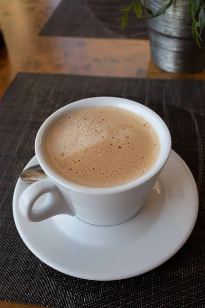 Kafede Servis Edilen Beyaz Talyan Kahveli Cappuccino — Stok fotoğraf