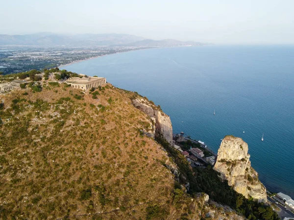 Vista Aérea Sobre Terracina Montanhas Baía Mar Tirreno Antiga Cidade — Fotografia de Stock