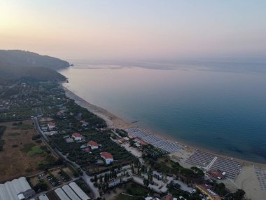 Sperlonga 'nın eski ve yeni bölgelerine, antik İtalyan şehri Latina' nın Tyrhenian Denizi 'ne, turistlerin yaz tatili beldesine hava manzarası
