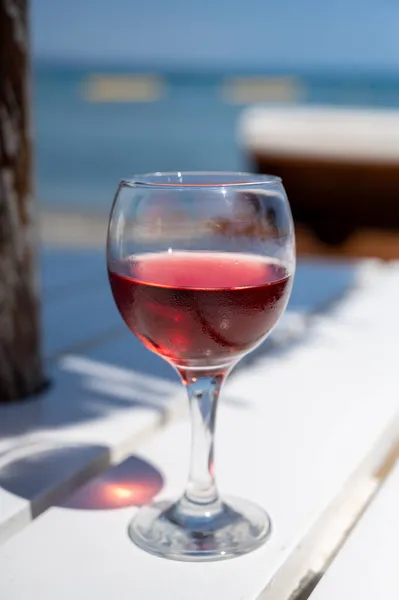 Drinken Van Koude Rose Wijn Lounge Bar Zonnig Zandstrand Met — Stockfoto