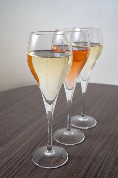 Дегустація Білого Жорстокого Рожевого Шампанського Ігристе Вино Флейтових Окулярів — стокове фото