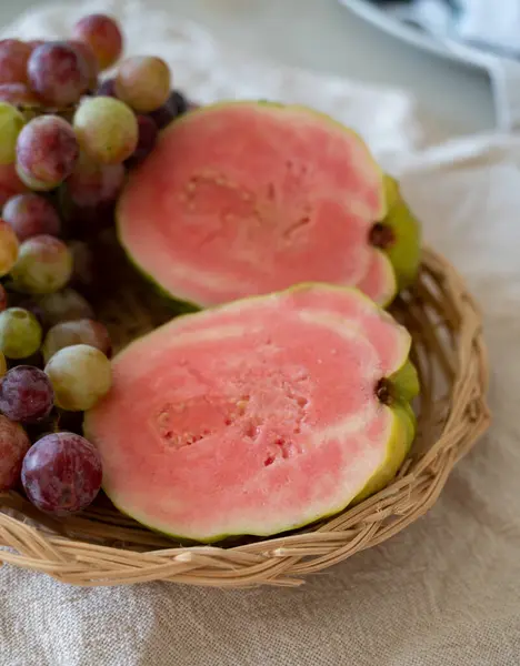 Świeże Dojrzałe Aromatyczne Owoce Tropikalne Guava Słodkie Winogrona Stołowe Gotowe — Zdjęcie stockowe