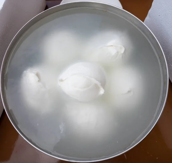 Multe Bile Albe Brânză Moale Italiană Mozzarella Bufala Campana Ferma — Fotografie, imagine de stoc