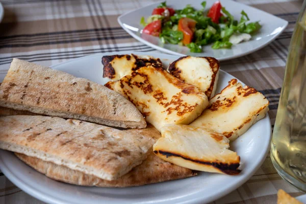 キプロス産の伝統的なローストまたはグリルしたハルーミチーズは 平らなギリシャパンで熱かった — ストック写真
