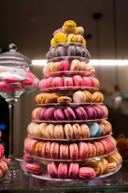 Geceleri renkli Fransız kurabiye piramidi sergilenen şekerci dükkânı.