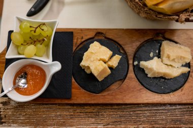 Parma, Emilia Romagna, İtalya 'da farklı olgun ve çok eski parmesan İtalyan Parmigiano-Reggiano sert peynirinin tadı