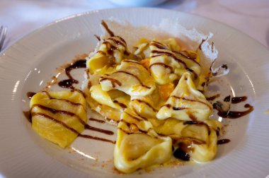 İtalyan yemeği, taze ev yapımı balkabağı dolması tortellini ya da parmesan parmesanlı reggiano peynirli ravioli köftesi ve Modena, Parma, Emilia Romagna, İtalya 'nın Balsamico sirkesi.