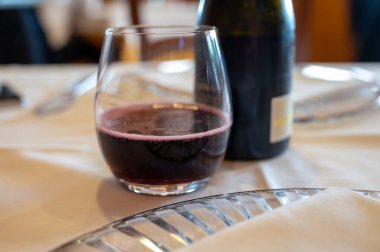 Kuzey İtalya, bölge Emilia Romagna 'nın köpüklü şarabını tatmak, kırmızı, kuru veya tatlı Lambrusco şarabı