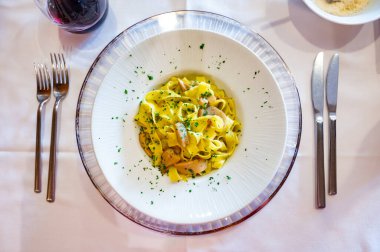İtalyan yemeği, balık yemeği, ev yapımı taze makarna, porcini mantarlı tagliatelle, Parma, Emilia Romagna, İtalya, kapatın.