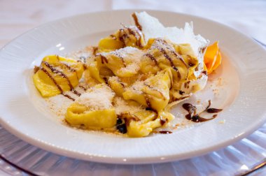 İtalyan yemeği, taze ev yapımı balkabağı dolması tortellini ya da parmesan parmesanlı reggiano peynirli ravioli köftesi ve Modena, Parma, Emilia Romagna, İtalya 'nın Balsamico sirkesi.