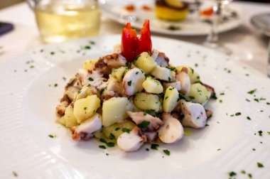İtalyan restoranında servis edilen haşlanmış ahtapot, patates, zeytinyağı ve maydanozlu lezzetli salata.