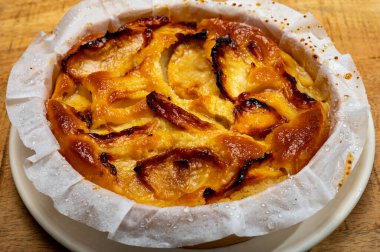 Ev yapımı elmalı kek ve bademli frangipani kreması.