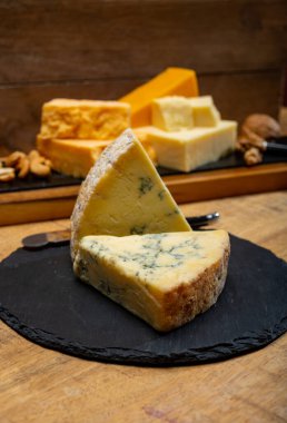 İngiliz peynirleri koleksiyonu, mavi Stilton, İskoç renkli ve İngiliz olgun çedar peynirleri.