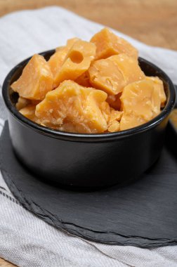 Peynir tatma, küçük Hollanda sert peyniri parçaları. Yakın çekim.