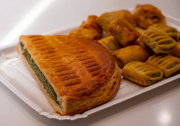 Pastel Recién Horneado Relleno Espinacas Verdes Una Pequeña Panadería Parma —  Fotos de Stock