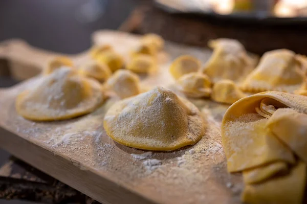 Comida Italiana Pastas Rellenas Caseras Frescas Tortelli Raviolis Listos Para —  Fotos de Stock
