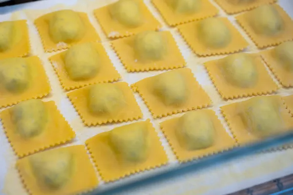 Italské Jídlo Čerstvý Domov Plněných Těstovin Tortelli Nebo Ravioli Knedlíky — Stock fotografie