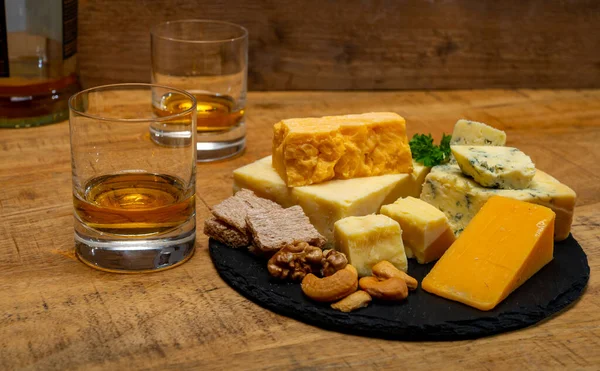 Bebidas Británicas Maridaje Alimentos Vasos Whisky Escocés Colección Quesos Stilton — Foto de Stock