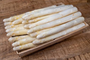 Yeni yetişmiş yüksek kaliteli kuşkonmaz hasadı pişmeye hazır.