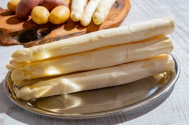 Yüksek kaliteli Hollanda beyaz kuşkonmazının yeni hasadı yıkandı, pişirilmedi, yakın plan. Lezzetli vejetaryen yemeği.