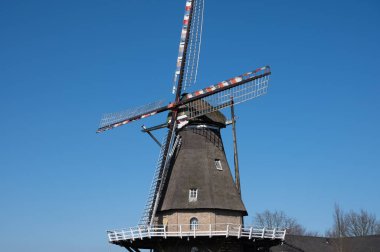 Hollanda 'nın Veldhoven, Kuzey Brabant, Hollanda' daki eski hububat değirmeni güneşli bir günde