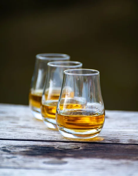 Degustação Copos Melhor Uísque Escocês Bebida Forte Velha Mesa Madeira — Fotografia de Stock