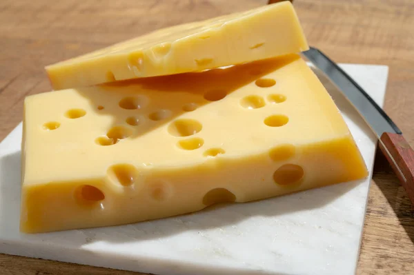 Käse Sammlung Blöcke Französischen Emmentaler Käses Mit Vielen Runden Löchern — Stockfoto