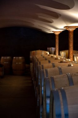 Fransa 'nın güneyinde, Collobrieres, Provence bölgesi yakınlarındaki Cotes de Provence' de şarap mahzeninde şarap fıçıları bulunan mağara, Fransa 'da kırmızı ve gül şarabı üretimi
