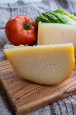 Peynir koleksiyonu, Fransız fol epi peyniri küçük delikli ve ossau iraty yakın çekim