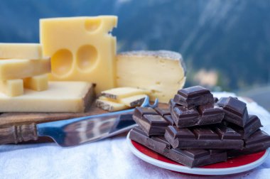 Lezzetli İsviçre peynirleri ve koyu saf çikolata, emmental, gruyere, appenzeller yaz aylarında arka planda Alp dağlarının zirveleriyle birlikte açık havada servis edildi.