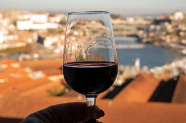 Farklı tahkim edilmiş tatlı yakutlarının, Douro nehrinin manzaralı tawny porto şaraplarının, Vila Nova de Gaia 'nın porto localarının ve Portekiz' in Porto şehrinin günbatımında tadına bakmak.