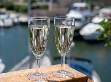 Arka planda Port Grimaud, Var, Provence, Fransa 'nın şampanyalı şarabı ve yelkenli cenneti olan yaz partisi