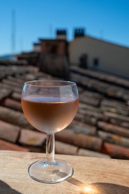 Yaz mevsiminde balkonda yerel soğuk gül şarabı içmek Provence, Var, Fransa