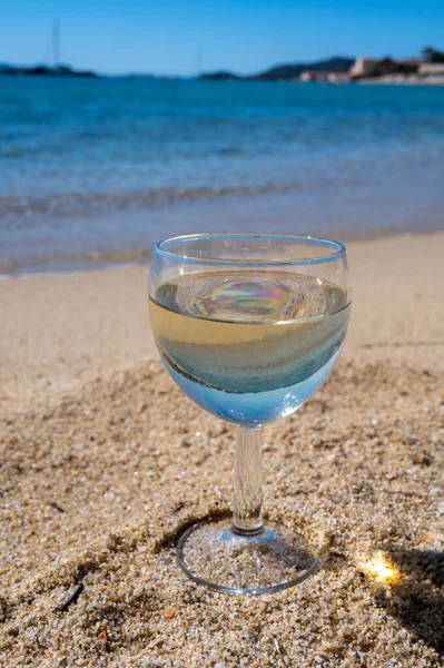 Glas Lokale Droge Witte Wijn Wit Zandstrand Blauwe Middellandse Zee — Stockfoto