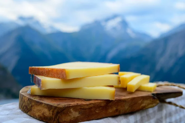 Ost Samling Fransk Comte Beaufort Eller Abondance Komjölk Ost Serveras — Stockfoto