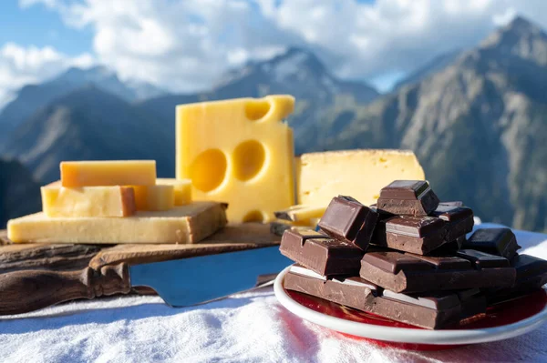 Leckere Schweizer Käsesorten Und Dunkle Reine Schokolade Emmentaler Gruyere Appenzeller — Stockfoto
