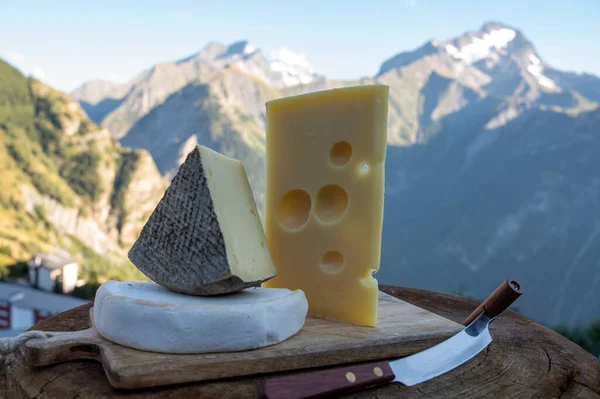 Sbírka Sýrů Francouzské Sýry Emmental Tomme Reblochon Savoie Podávají Pod — Stock fotografie