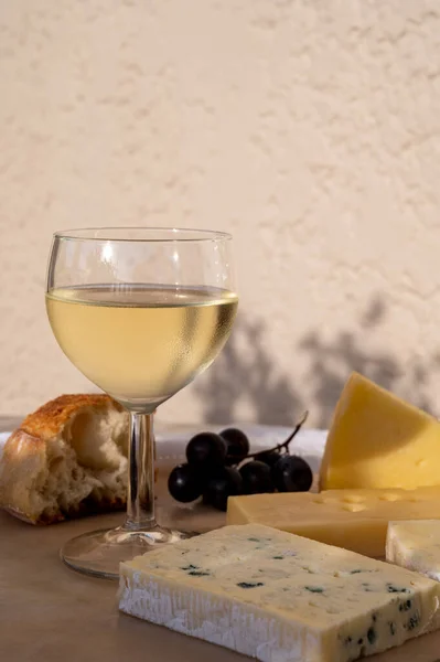 프랑스의 프로방스에서는 차가운 백포도주를 치즈와 준비하는 — 스톡 사진