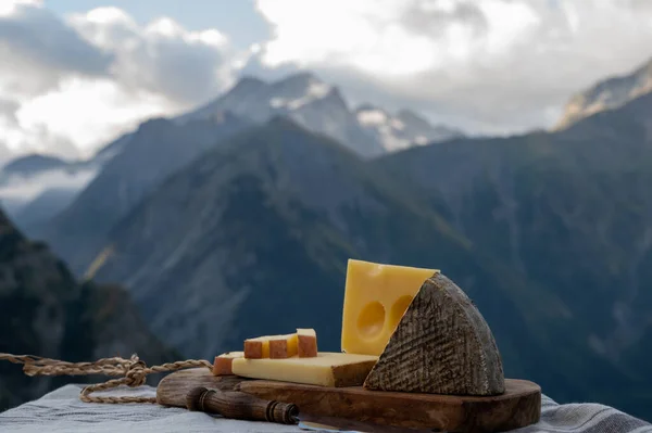 Ost Samling Fransk Beaufort Abondance Emmental Tomme Savoie Ostar Serveras — Stockfoto