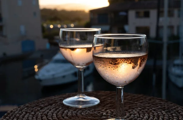 Питье Местного Вина Холодной Розы Закате Летом Парусные Лодки Гавань — стоковое фото