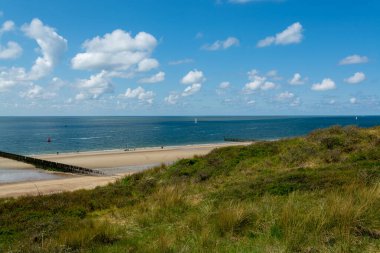 Beyaz kumlu sahilde panoramik manzara, Kuzey Denizi 'nin tepeleri ve suyu Vlissingen en Domburg, Zeeland, Hollanda