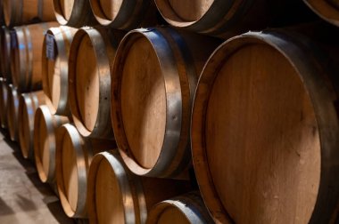 Yıllarca Burgundy 'deki mağaralardaki meşe fıçılarında kırmızı şarap bulundurmak, Pinot noir üzümünden yapılmak, pahalı Fransız şarabı üretimi