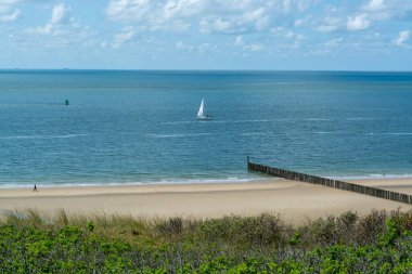 Beyaz kumlu sahilde panoramik manzara, Kuzey Denizi 'nin tepeleri ve suyu Vlissingen en Domburg, Zeeland, Hollanda